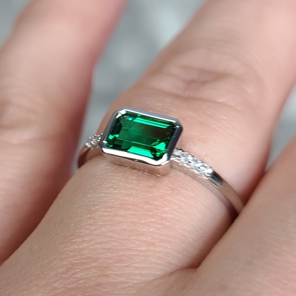 925 Sterling Silver Bezel Set Created Emerald - Picture 5 of 15